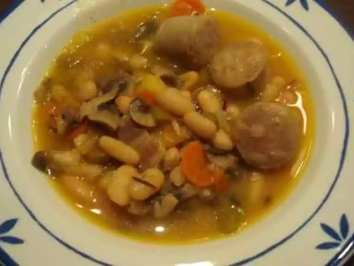 Sopa de alubias con butifarra