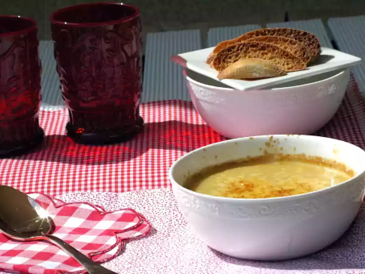 Sopa de cebolla al estilo Les Halles.