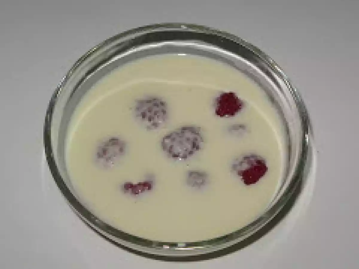 SOPA DE CHOCOLATE BLANCO Y FRUTOS ROJOS