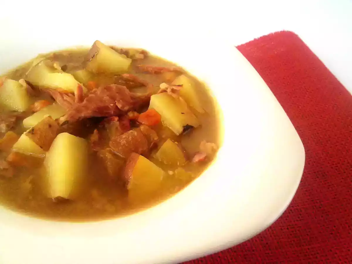 Sopa de codillo de cerdo ahumado y guisantes secos