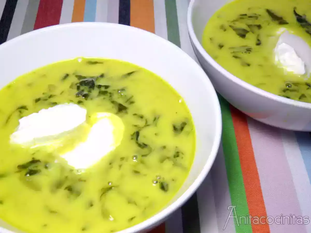 Sopa de espinacas, patata y curry