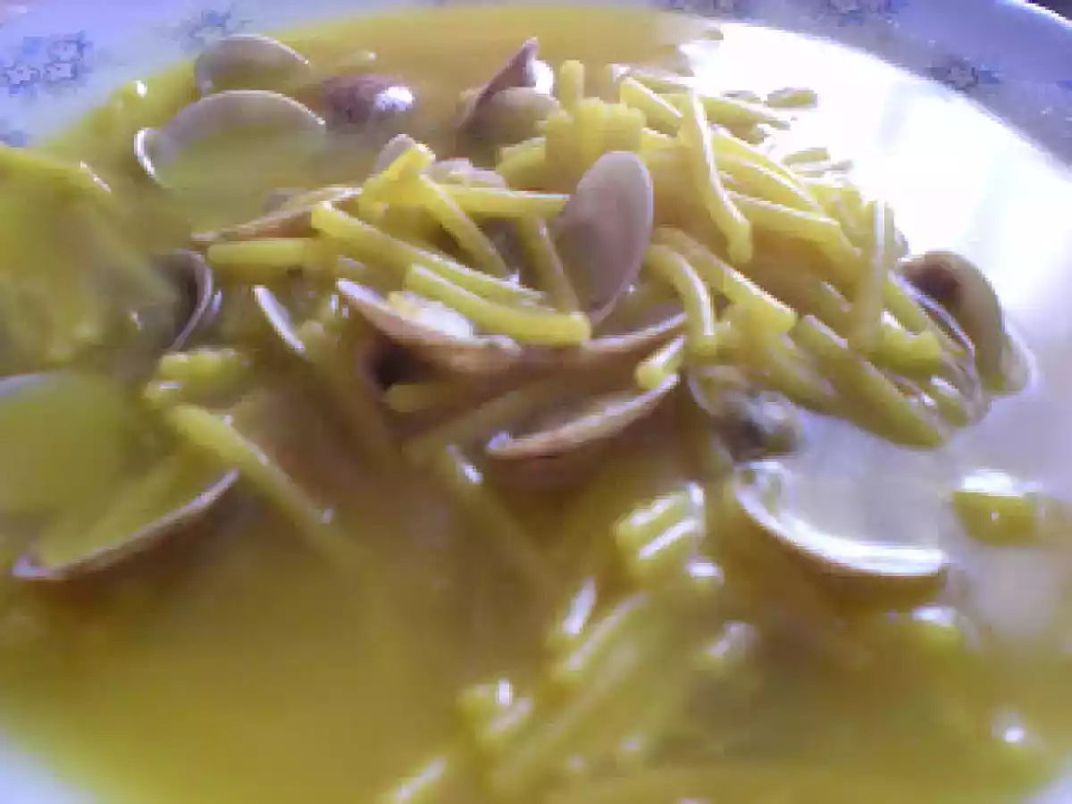 Sopa de fideos con chirlas (almeja pequeña)