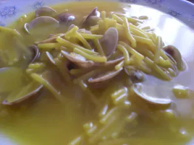 Sopa de fideos con chirlas (almeja pequeña)