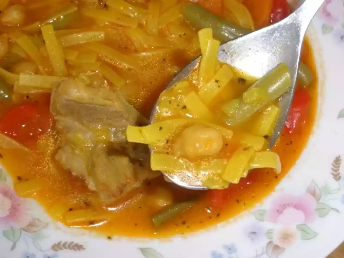 Sopa de fideos con hierbabuena