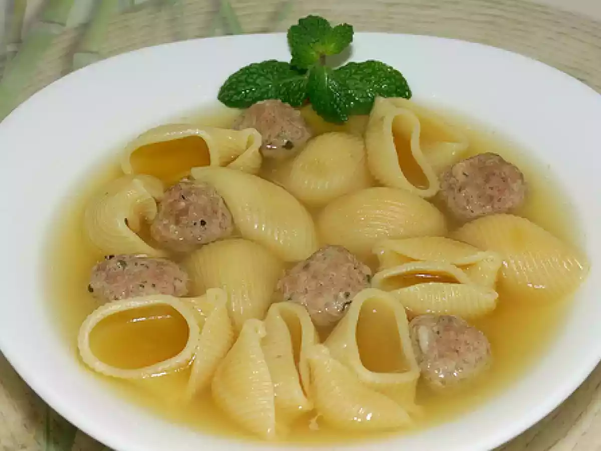 Sopa de galets con albóndigas