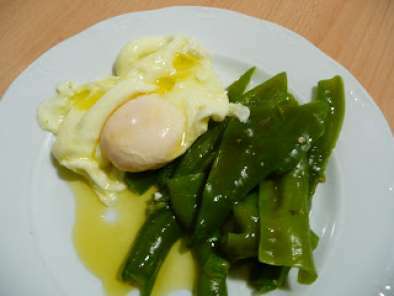 Sopa de huevos escalfados y pimiento verde