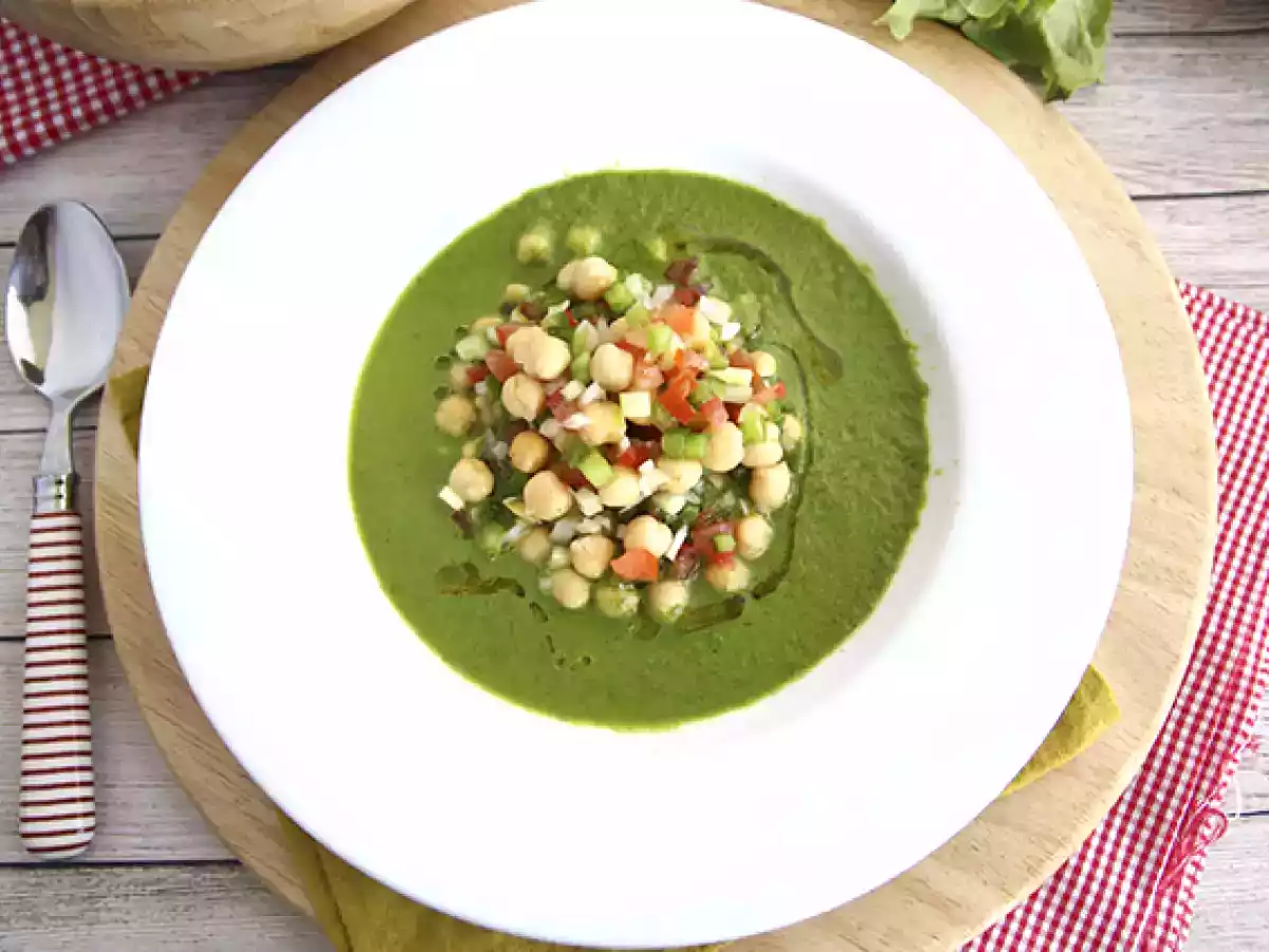 Sopa de lechuga y ensalada de garbanzos