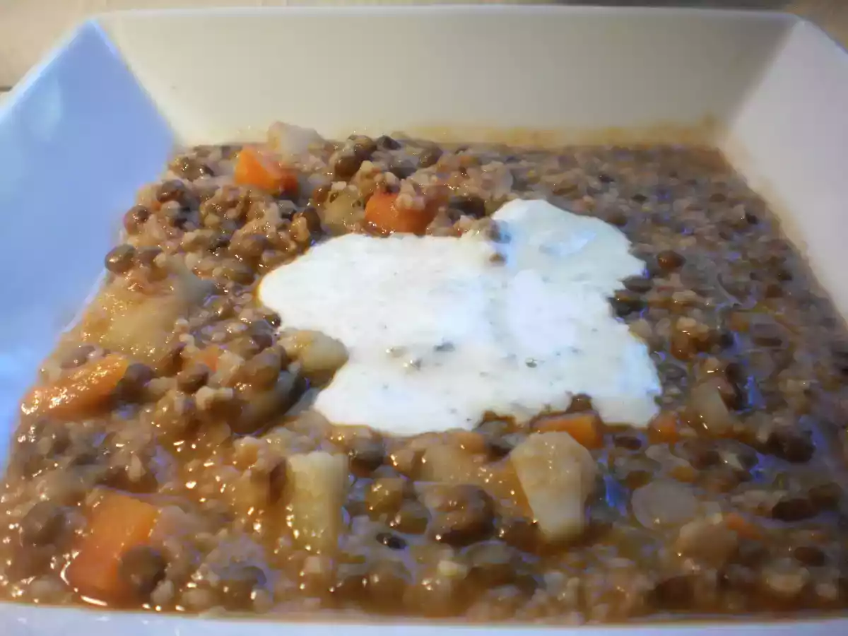 Sopa de lentejas con crema de yogur