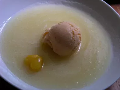 Sopa de melón con helado de albaricoque y texturas