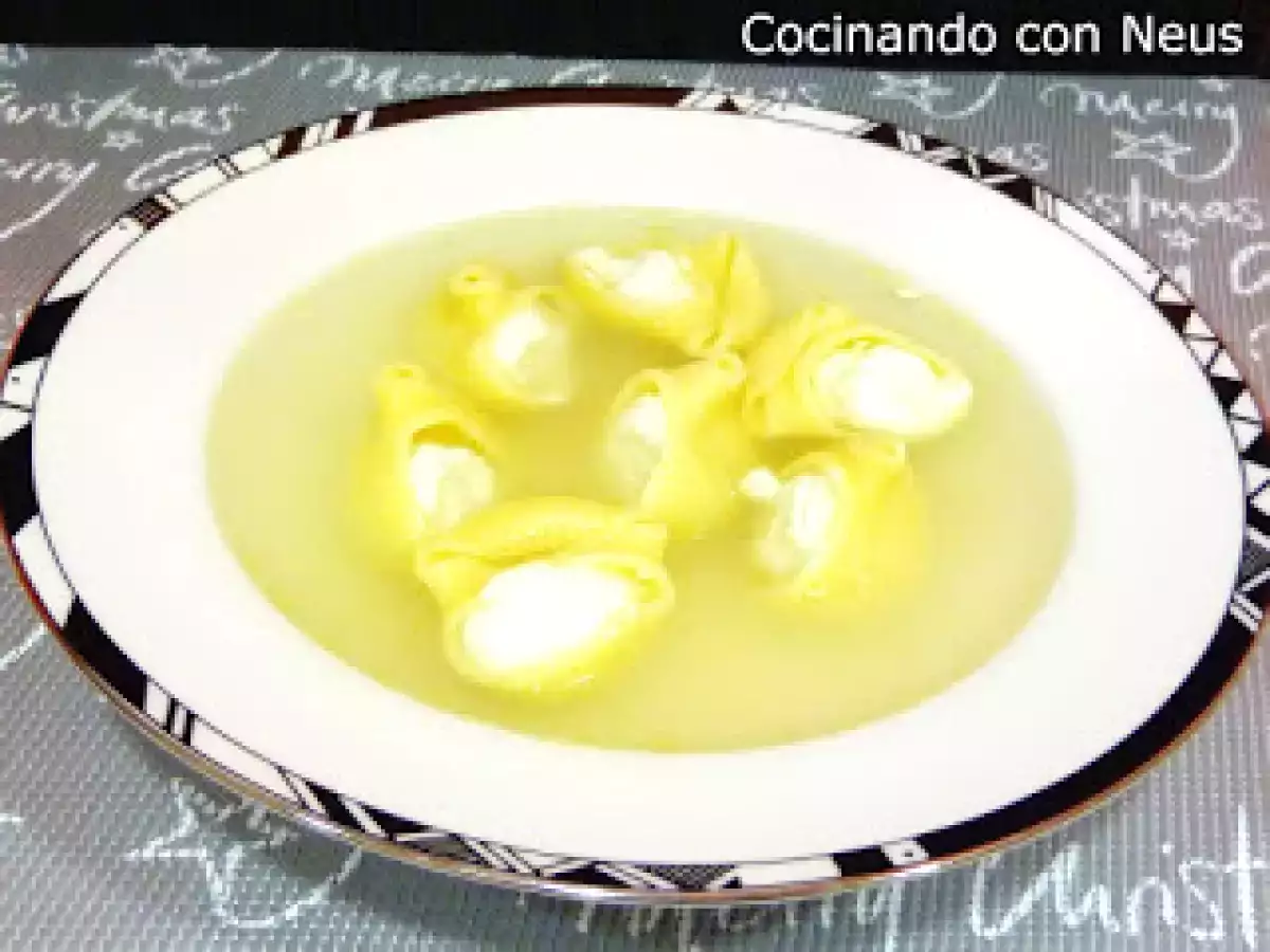 Sopa de Navidad con galets rellenos de crema de queso