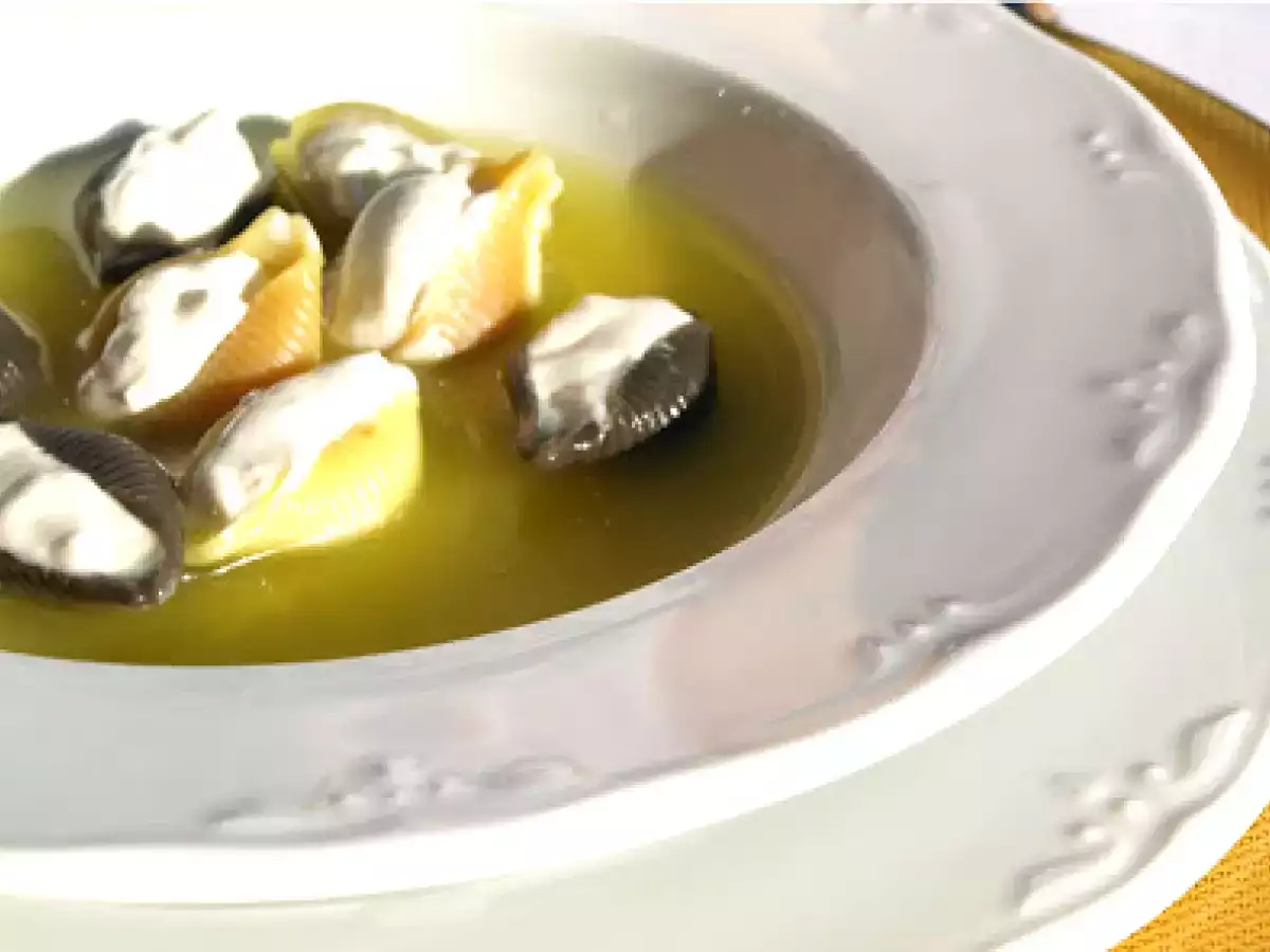 Sopa de Navidad con Galets rellenos de queso