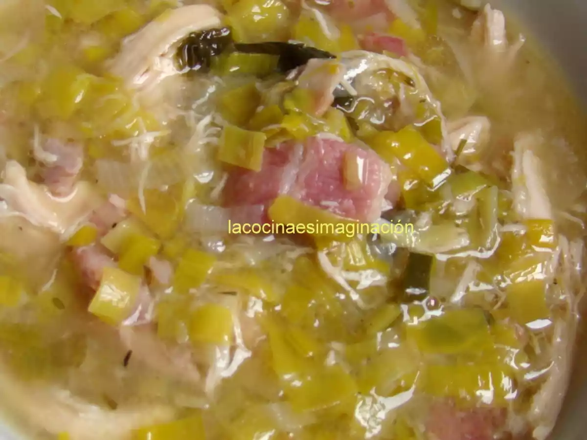 Sopa de pollo asado y puerros