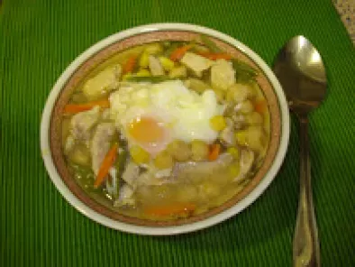 Sopa de pollo con huevo escalfado