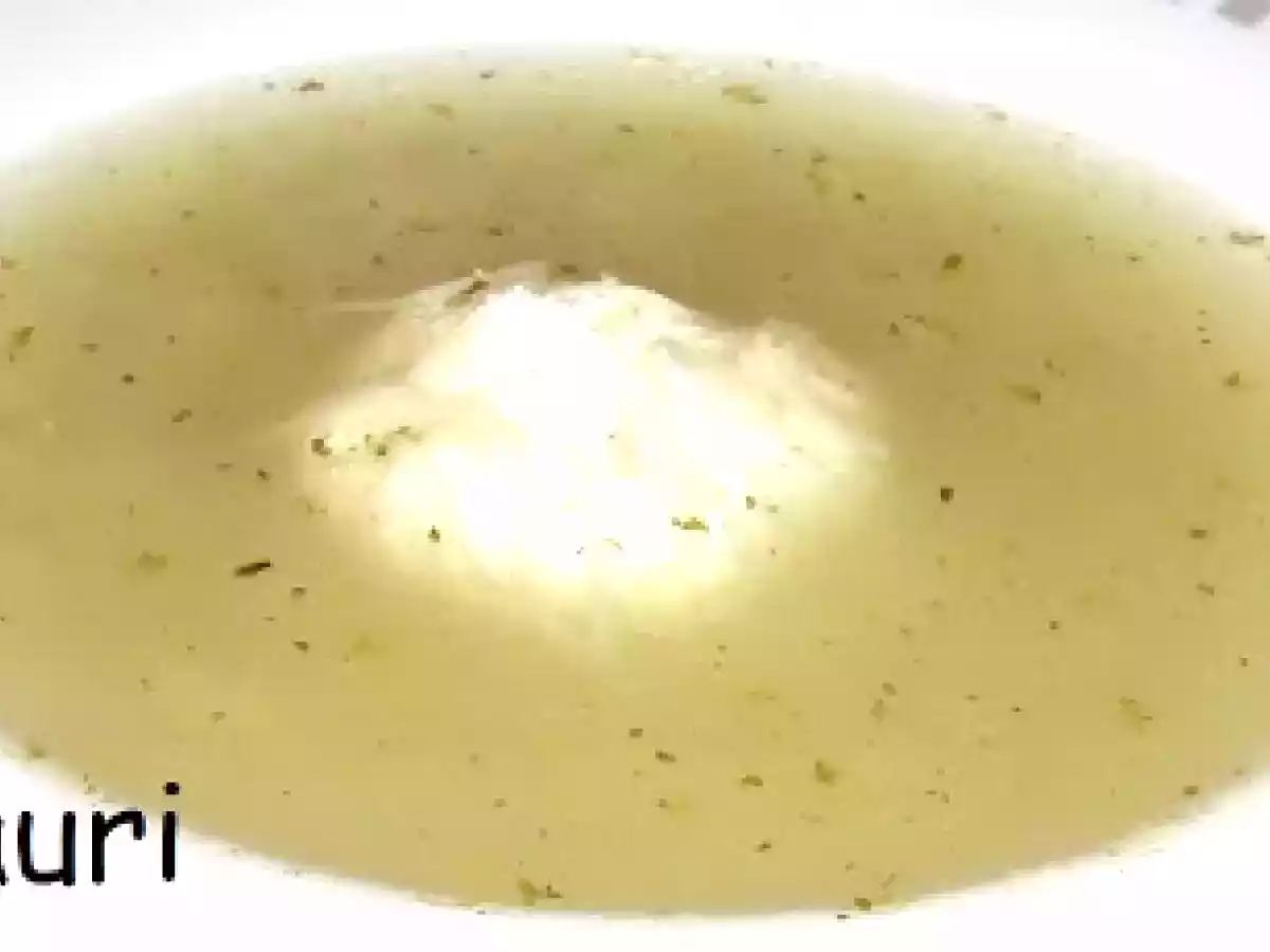 SOPA DE POLLO CON HUEVO POCHÉ