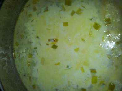 Sopa de puerros con patatas y almendras