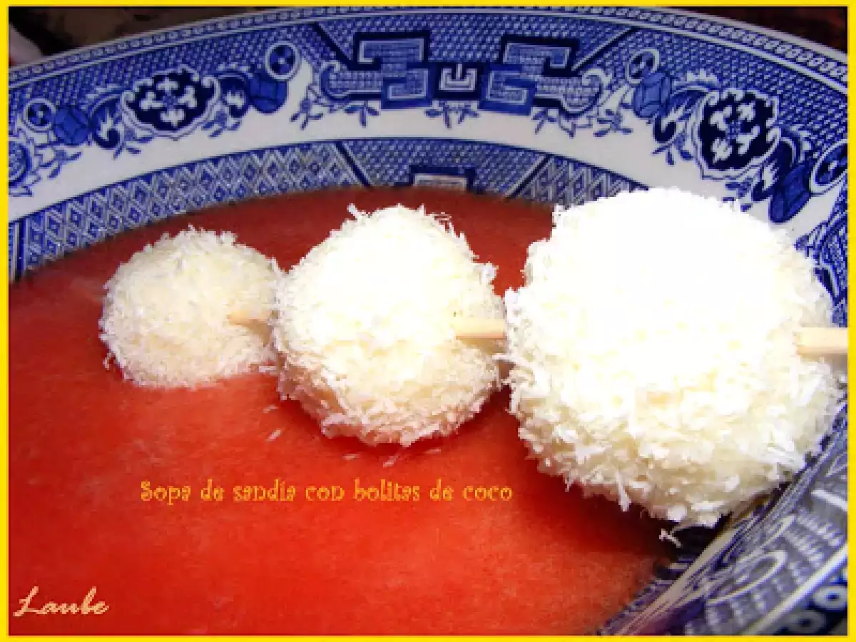 Sopa de sandía con bolitas de coco