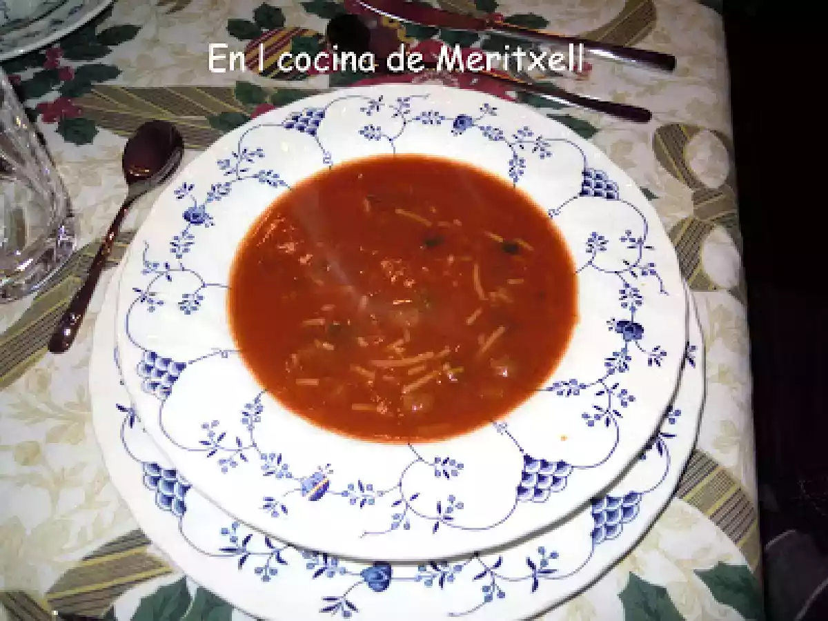 Sopa de tomate con albóndigas pequeñas