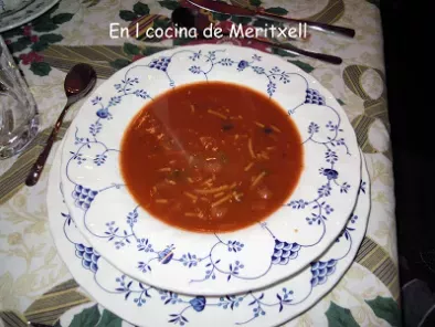 Sopa de tomate con albóndigas pequeñas