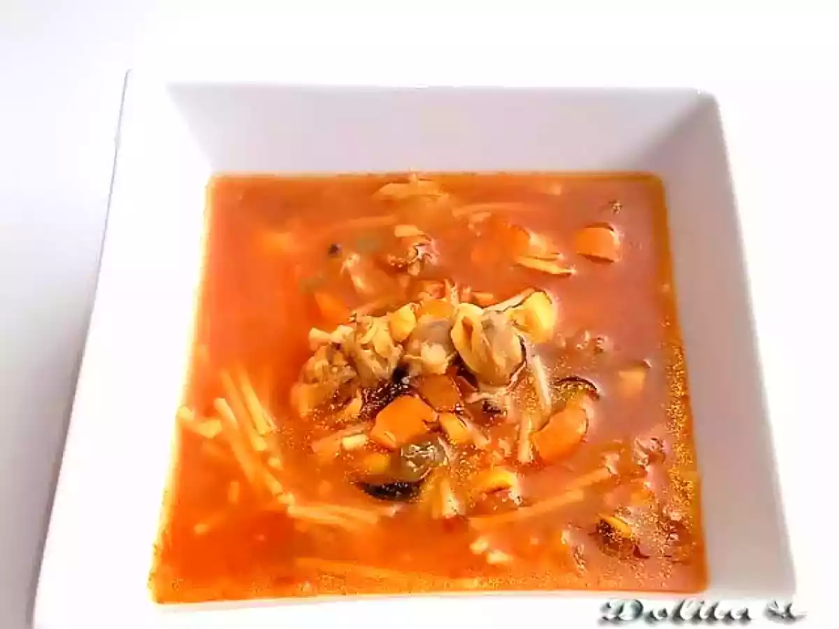 Sopa de tomate con fideos, almejas y mejillones