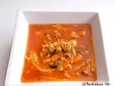 Sopa de tomate con fideos, almejas y mejillones