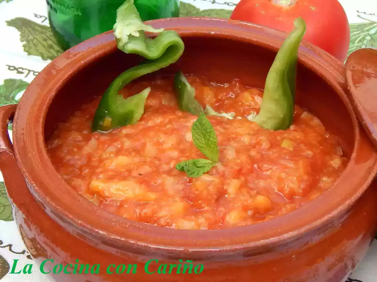 Sopa de tomate con pan