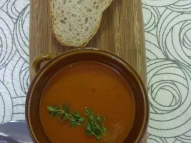 Sopa de tomate y paprika