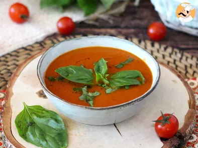 Sopa de tomates y albahaca