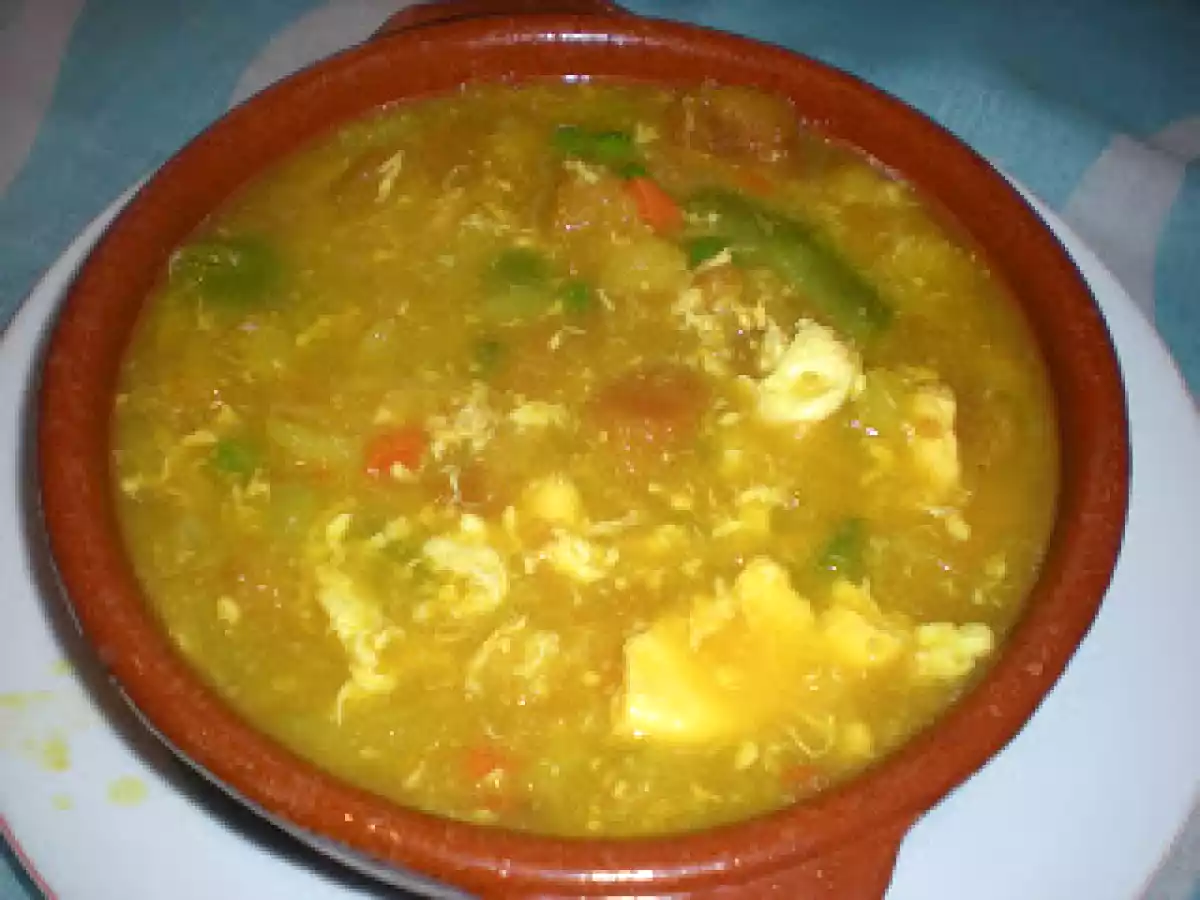 Sopa de vegetales pan frito y huevo