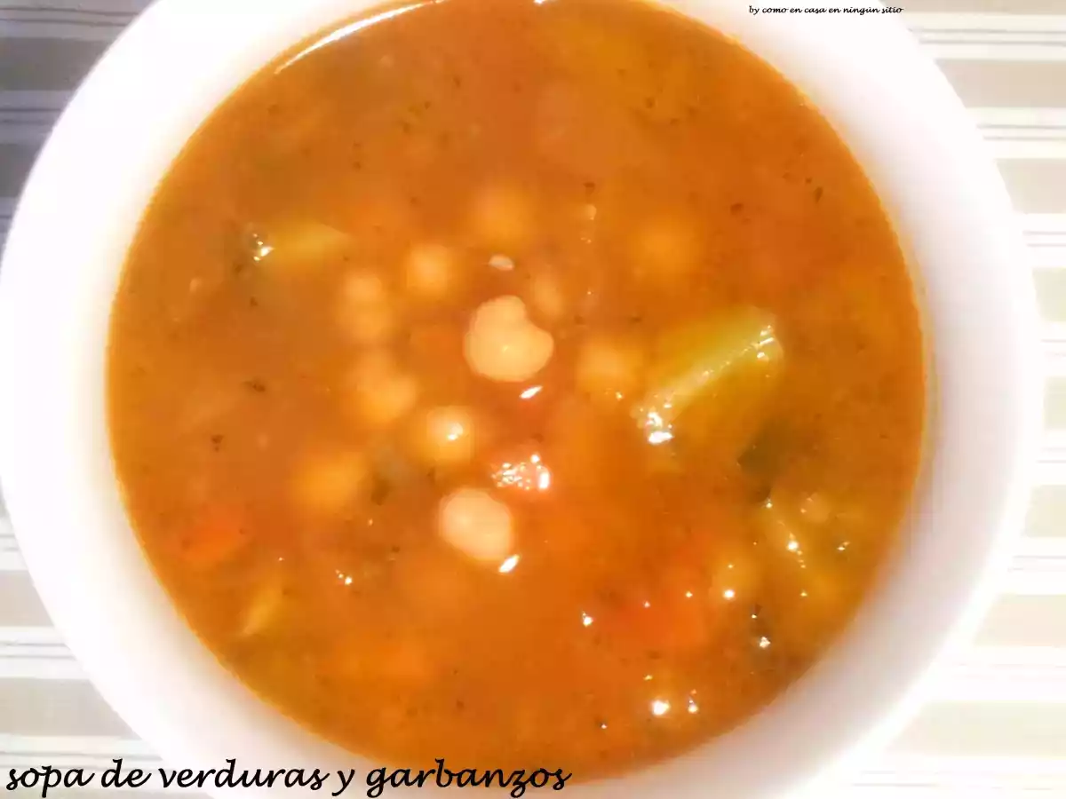 Sopa de verduras y garbanzos