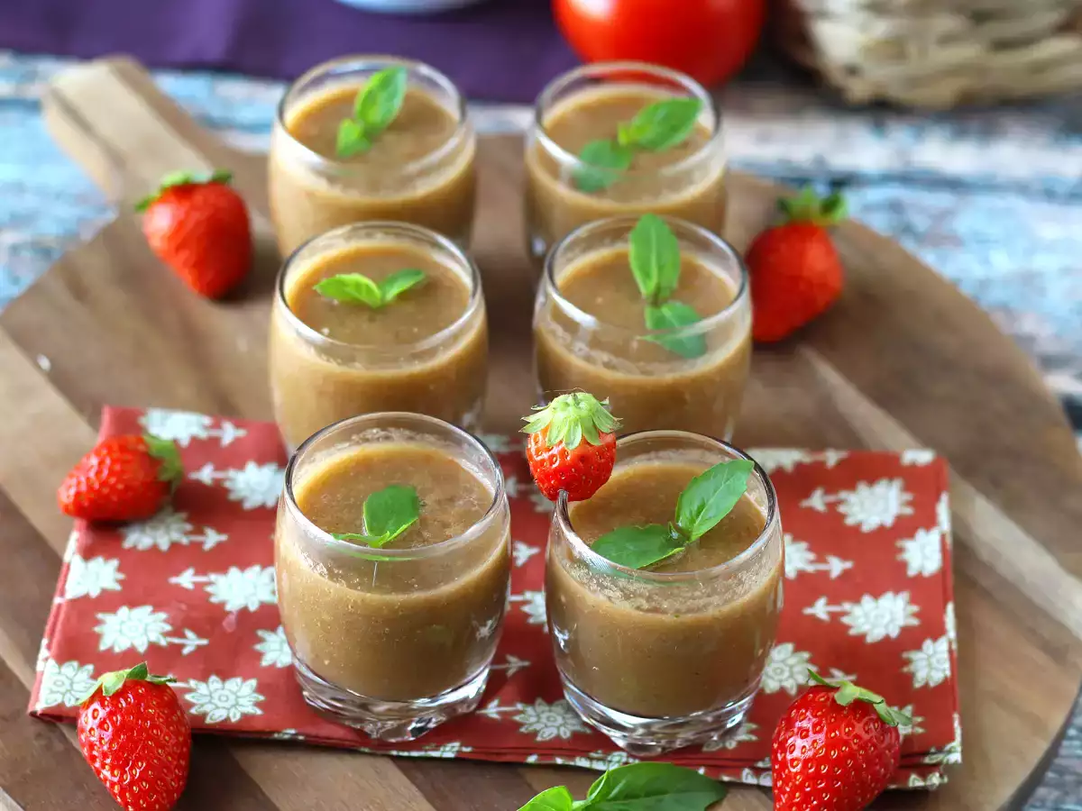 Sopa fría de fresas y tomate: un entrante ligero y aromático - foto 2