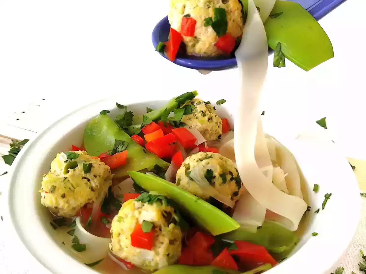 Sopa tailandesa de albóndigas de pollo y noodles de arroz