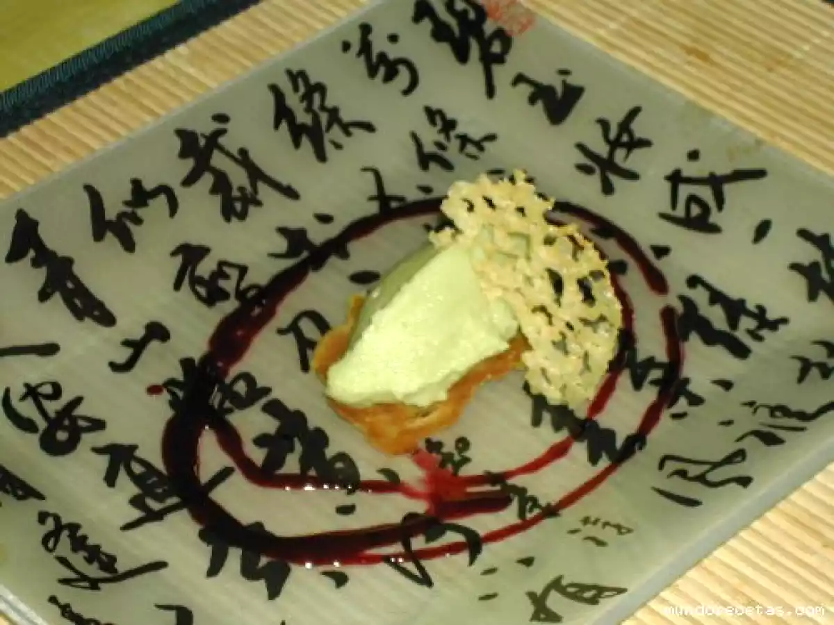 SORBETE DE AGUACATE SOBRE GALLETA AL CURRY, CRUJIENTE DE PARMESANO Y COULIS DE MORA.