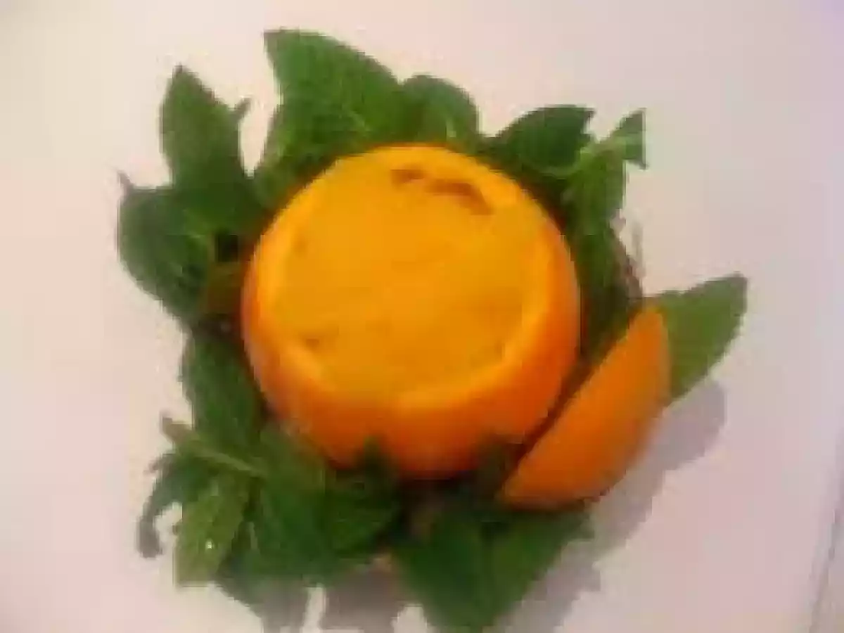 Sorbete de mandarinas servido en su cascara