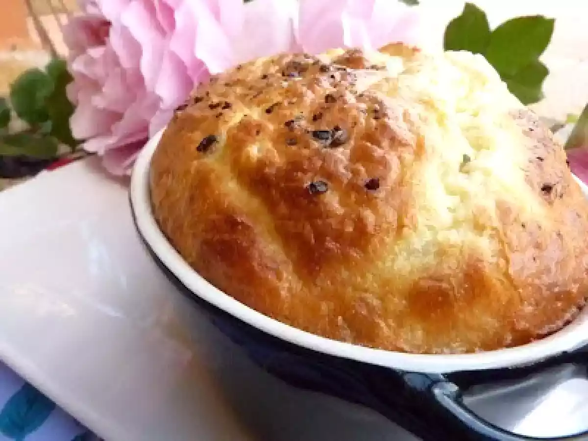 Soufflé de queso azul bien esponjoso