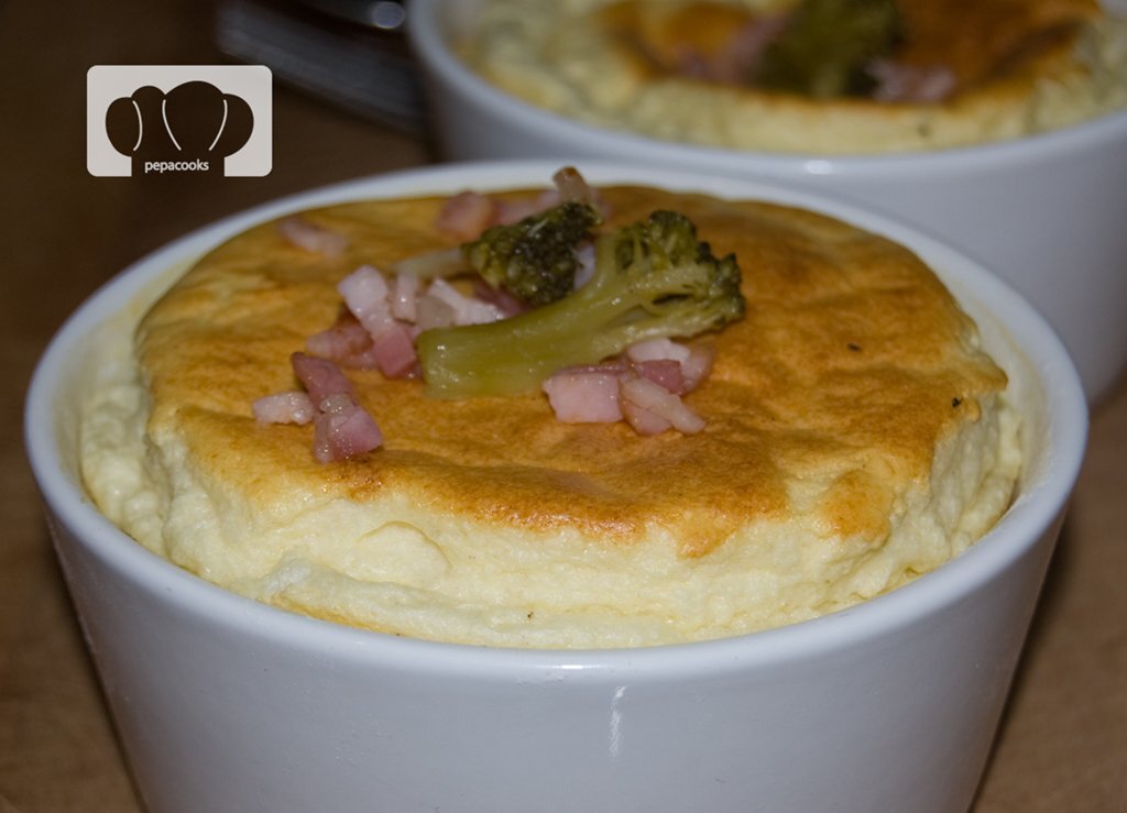 Soufflé de queso y brócoli salteado. receta Receta Petitchef