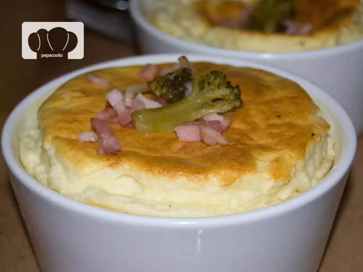 Soufflé de queso y brócoli salteado. Receta