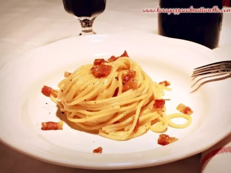 Spaghetti a la carbonara con guanciale y pecorino