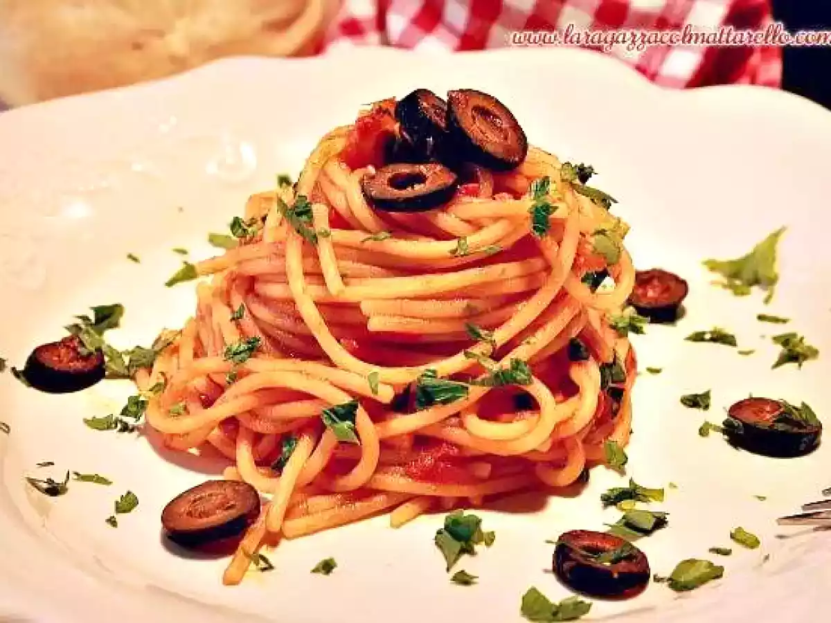 Spaghetti alla puttanesca con anchoas - foto 2