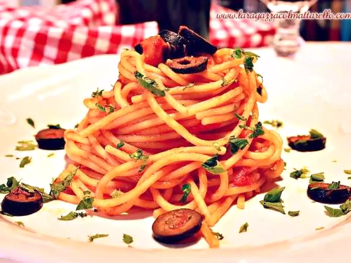 Spaghetti alla puttanesca con anchoas - foto 3