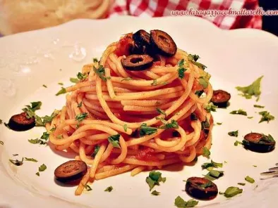 Spaghetti alla puttanesca con anchoas - foto 2