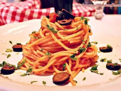Spaghetti alla puttanesca con anchoas - foto 3