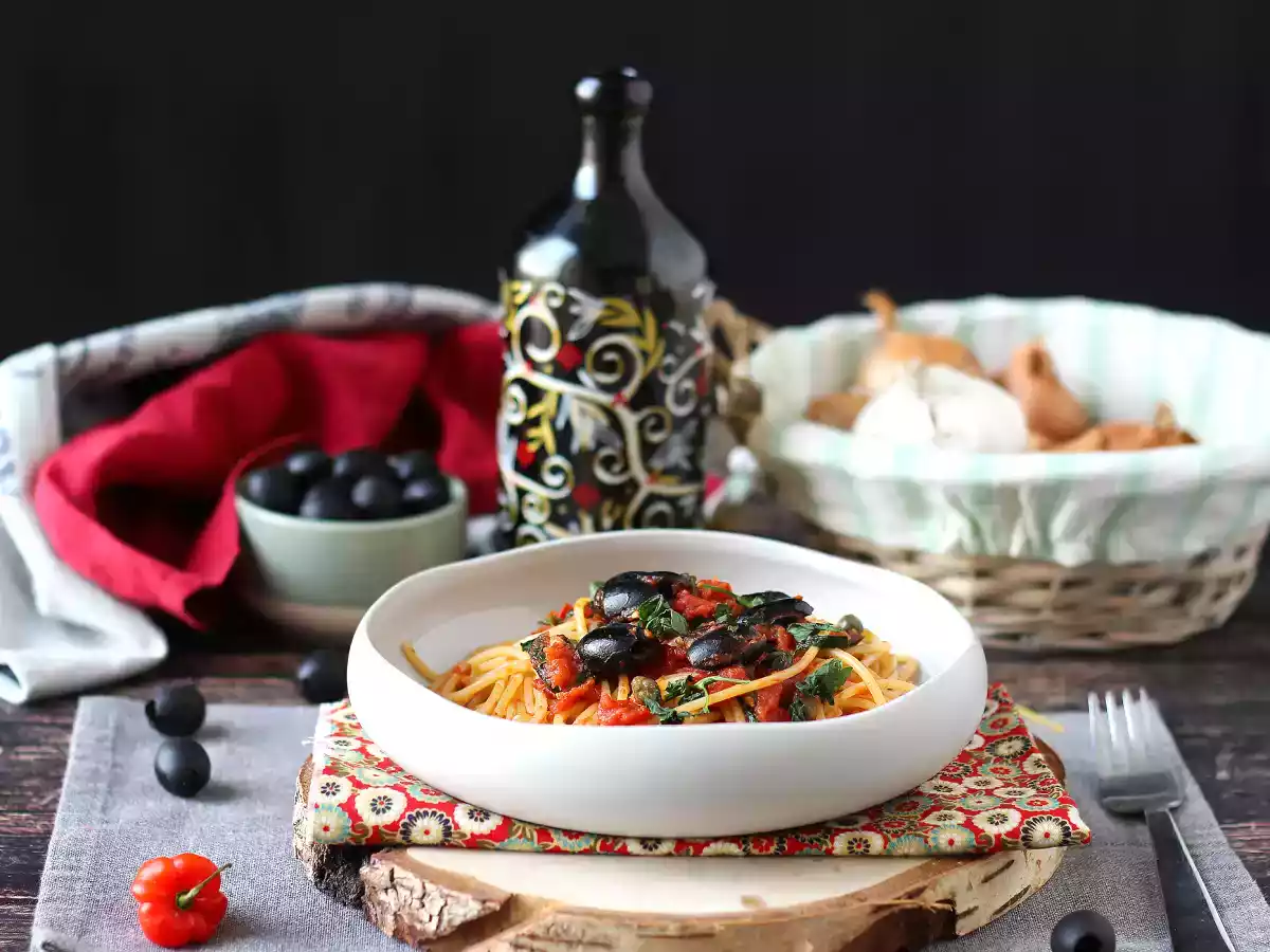 Spaghetti alla puttanesca ¡el plato de pasta con sabor a mediterráneo! - foto 2