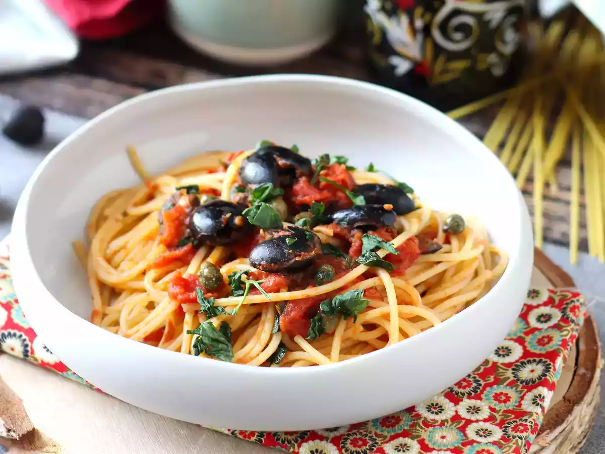 Spaghetti alla puttanesca ¡el plato de pasta con sabor a mediterráneo! - foto 3