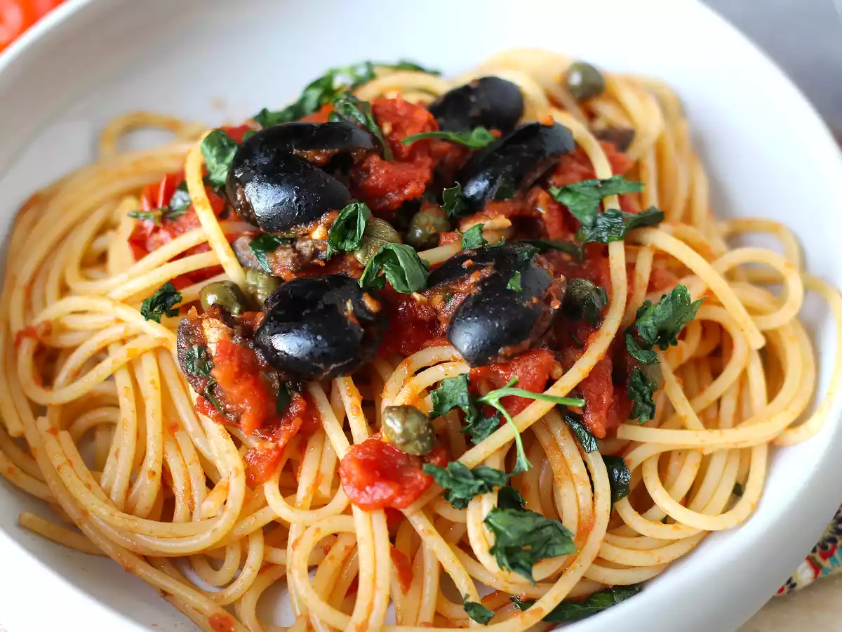 Spaghetti alla puttanesca ¡el plato de pasta con sabor a mediterráneo! - foto 4