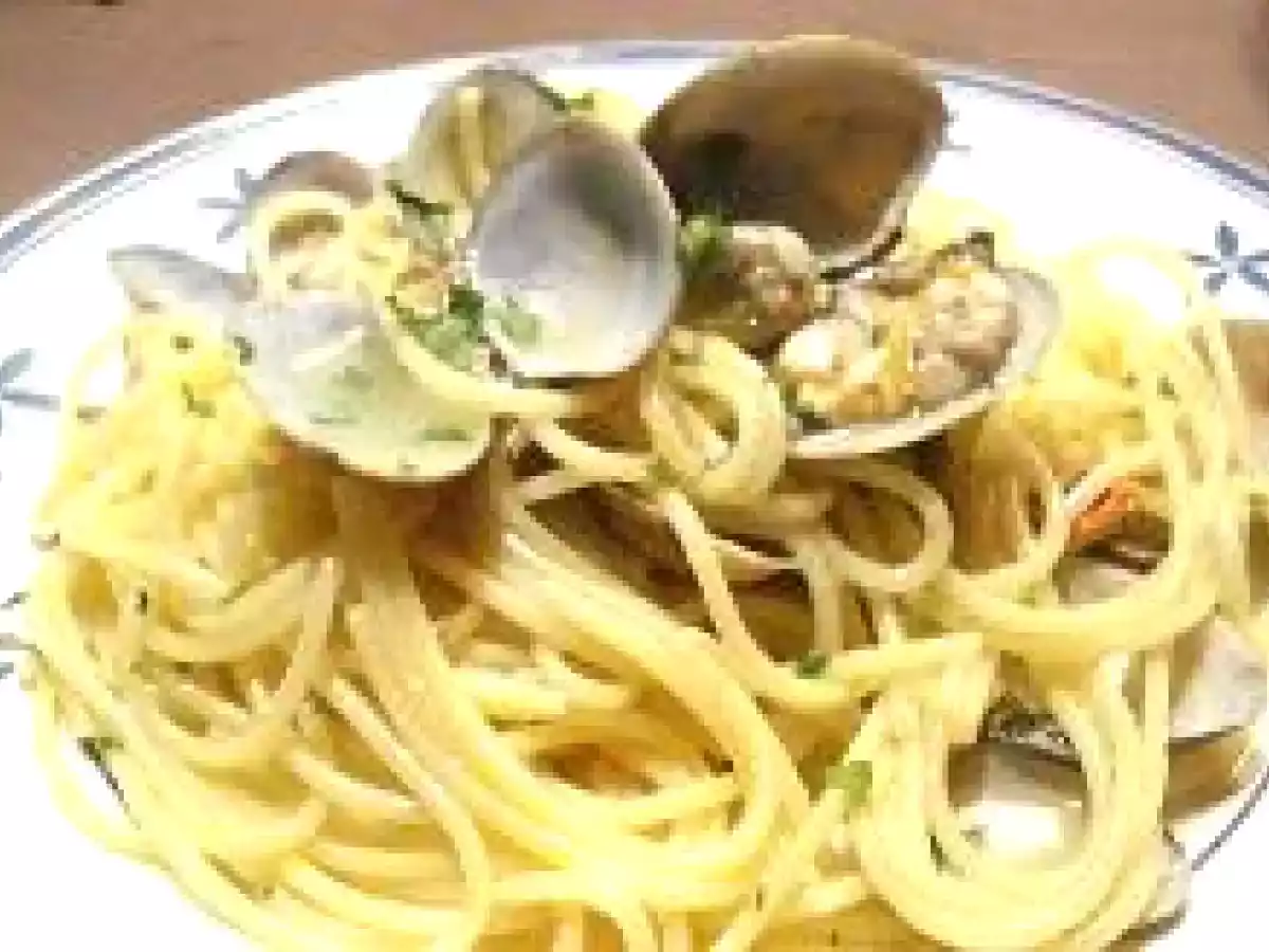 Spaghetti alle vongole clásico (Espaguetis con almejas, receta clásica)