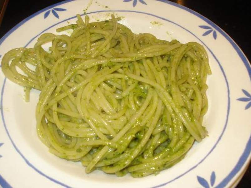 Spaghetti con pesto (Espaguetis con salsa pesto), foto 1