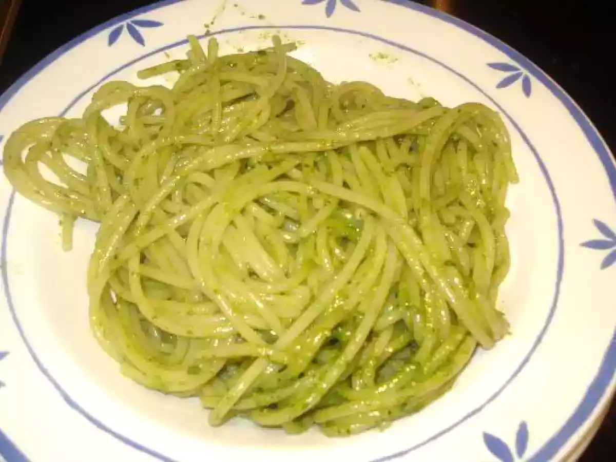 Spaghetti con pesto (Espaguetis con salsa pesto)