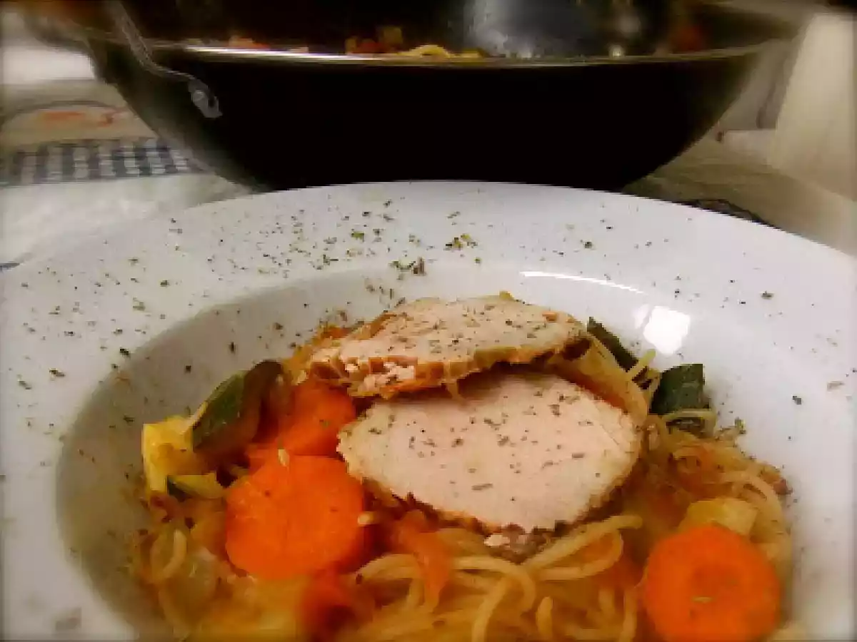 Spaghetti en Wok con verduras y lomo de orza