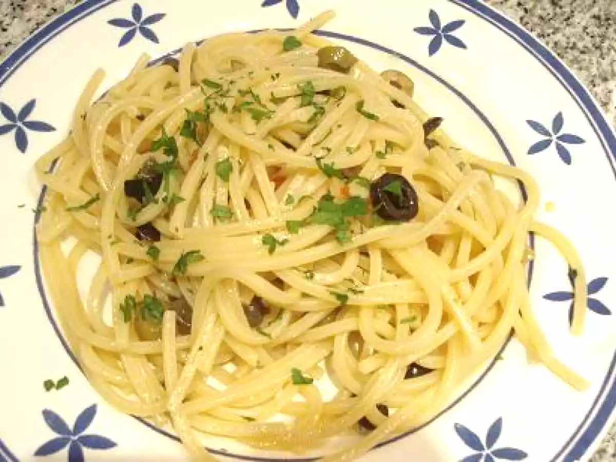 Spaghetti olive e capperi (Espaguetis con aceitunas y alcaparras)