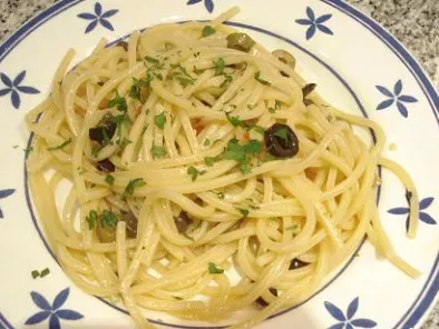 Spaghetti olive e capperi (Espaguetis con aceitunas y alcaparras)